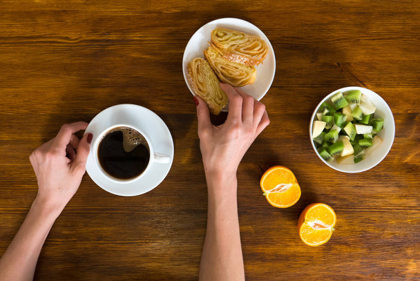 Mujer está comiendo strudel y beber café en el desayuno
 - Foto, imagen