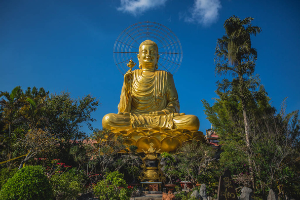 Estatua de oro de Buda en Vietnam
 - Foto, imagen