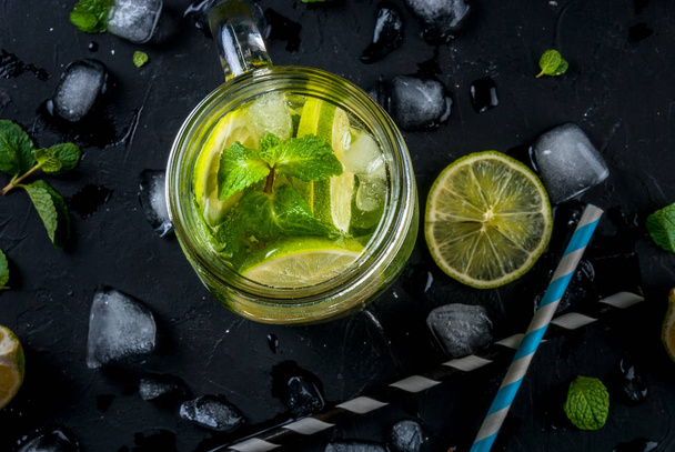 Mojito with lime in a mason jar - Foto, Imagem