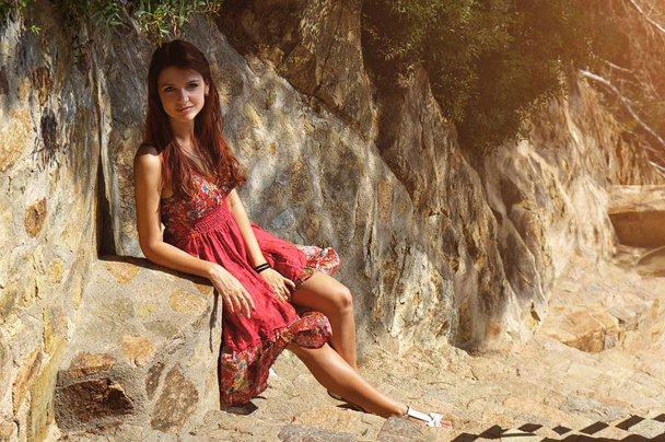 赤いドレスのロマンチックなセクシーな女性の熱い夏 portraite - 写真・画像