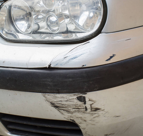 Vahingoittunut auto yksityiskohta (kaatunut auto
 ) - Valokuva, kuva