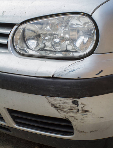 Detalhe do carro danificado (carro caiu
 ) - Foto, Imagem