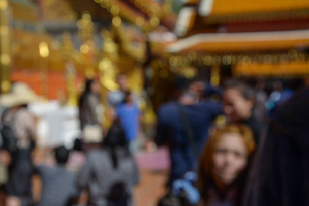 Homályos jelet ad-ból emberek gyaloglás körül temple, Chiang Mai, Thaiföld - Fotó, kép