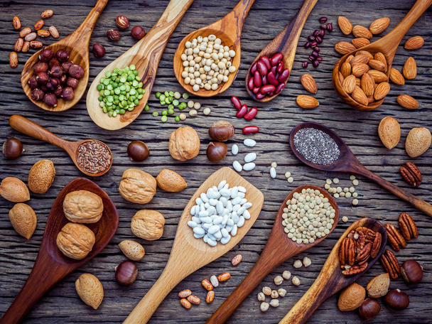 Various legumes and different kinds of nutshells in spoons. Waln - Foto, Imagem