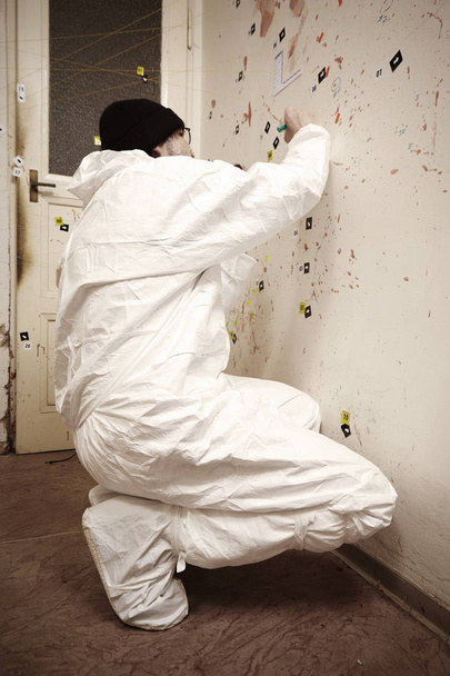 Police technician documenting blood stains - Foto, Imagem