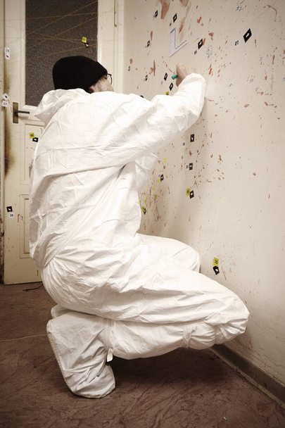 Police technician specialized on blood stains - Foto, immagini