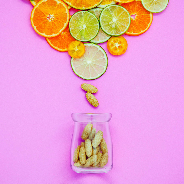 Terveelliset elintarvikkeet ja lääketiede käsite. Pullo C-vitamiinia ja vari
 - Valokuva, kuva