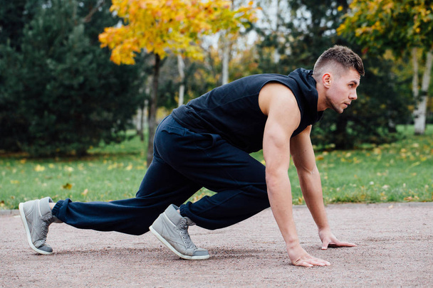 Muž fitness trénink a běhání v parku na podzim. Připraveno ke spuštění. Zdravý životní styl - Fotografie, Obrázek