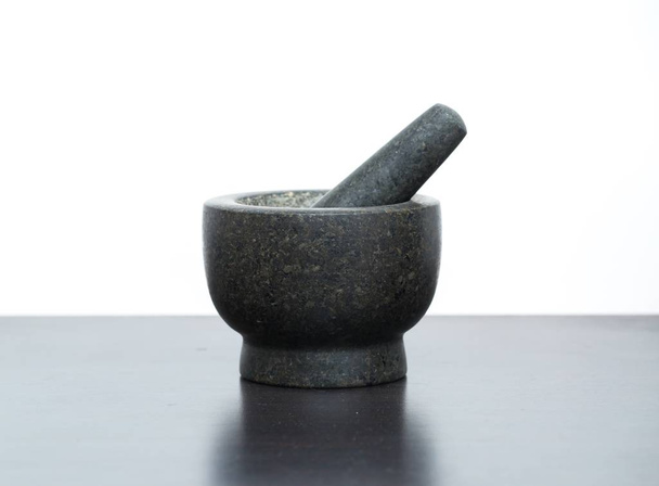 Mortaio di granito in piedi sul tavolo della cucina
 - Foto, immagini