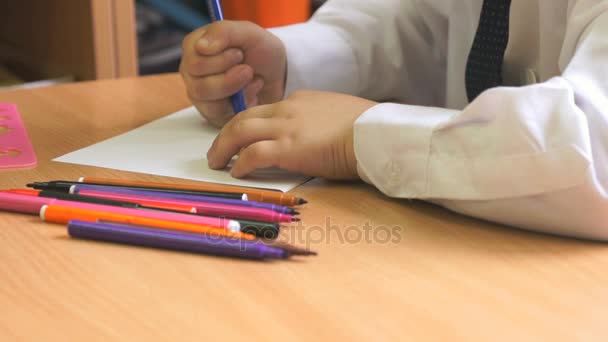 Little boy draws the picture using the felt pens - Felvétel, videó