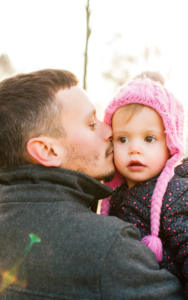 Vater küsst seine entzückende kleine Tochter - Foto, Bild