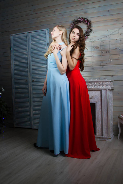 Két gyönyörű fiatal nő estélyi ruhák - Fotó, kép