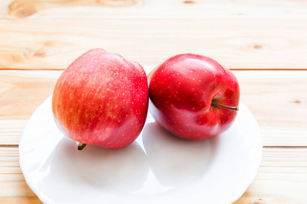 Red apples wooden - Fotoğraf, Görsel