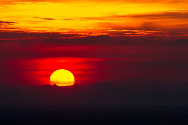 Tramonto in nuvole su sfondo rosso tramonto cielo
. - Foto, immagini