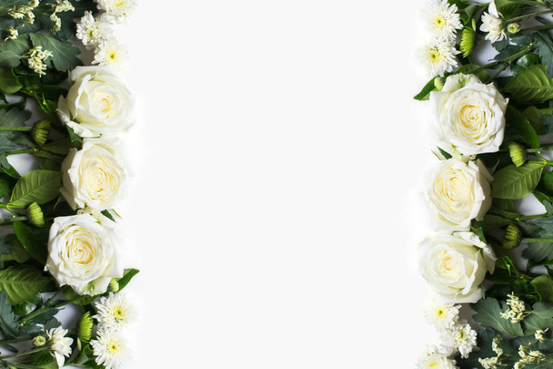 新鮮な白い背景の白いバラの花 - 写真・画像