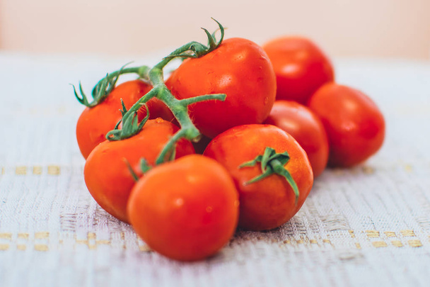 Вишневі помідори на фоні
  - Фото, зображення