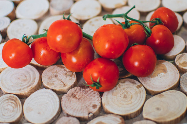 Tomates cereza en el fondo de madera
 - Foto, imagen