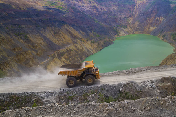 Gelber Kipper auf dem Coper Surface Mining - Foto, Bild