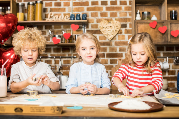 Children cooking biscuits - Фото, изображение
