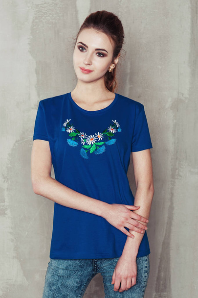 Kuva kaunis tyttö kirjailtu paita kansallinen ukrainalainen tyyli. Nainen, jolla on perinteinen mekko
 - Valokuva, kuva
