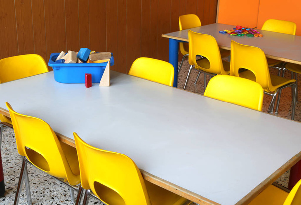 Masa ve sandalye Anaokulu sınıfta - Fotoğraf, Görsel