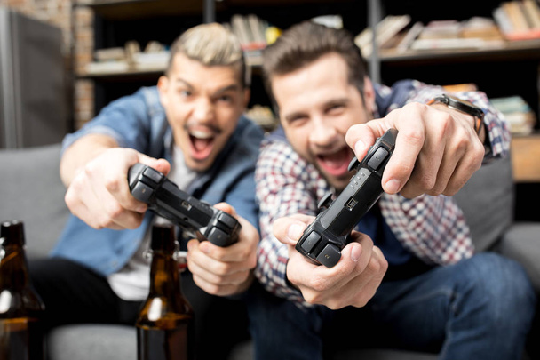 Mannen spelen met joysticks  - Foto, afbeelding