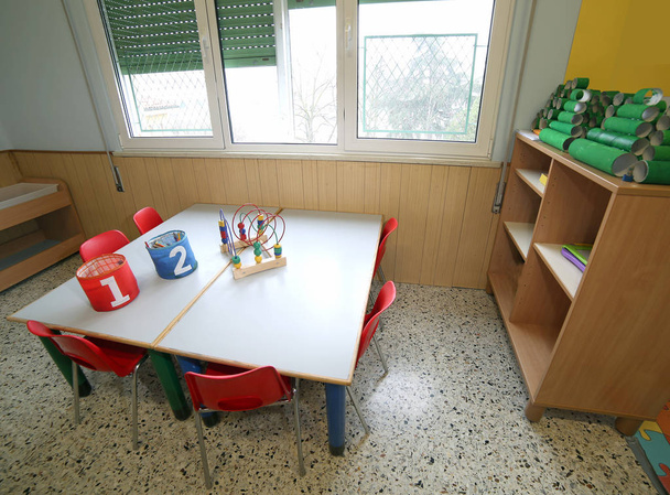 innerhalb eines Klassenzimmers mit Stühlen und kleinen Tischen - Foto, Bild