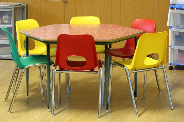 cadeiras ao redor da mesa hexagonal na sala de aula
 - Foto, Imagem
