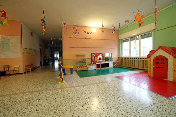 corredor de uma escola para crianças sem crianças
 - Foto, Imagem