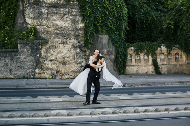 Happy couple standing on road  - Zdjęcie, obraz
