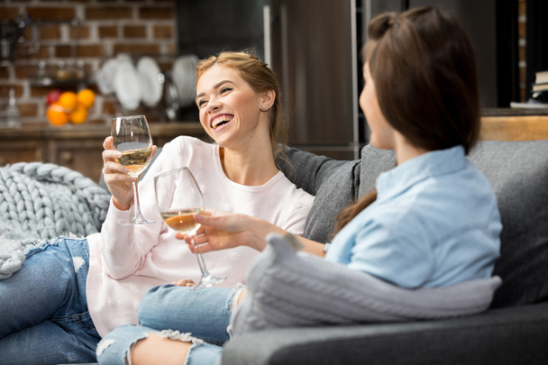 Amigos bebiendo vino blanco
 - Foto, Imagen