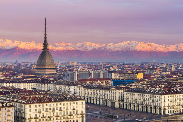 Torino (Turín, Itálie): Panorama při západu slunce s podrobnostmi o Mole Antonelliana, tyčící se nad městem. Malebné barevné světlo na zasněžené Alpy v pozadí. - Fotografie, Obrázek