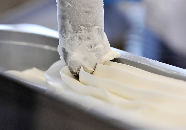 riempimento di una vaschetta di gelato - Foto, Imagem