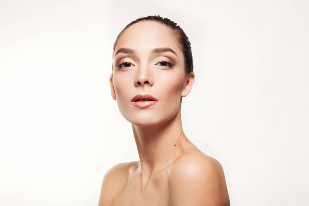 Portrait Belle modèle Spa Fille avec une peau fraîche et propre parfaite
 - Photo, image