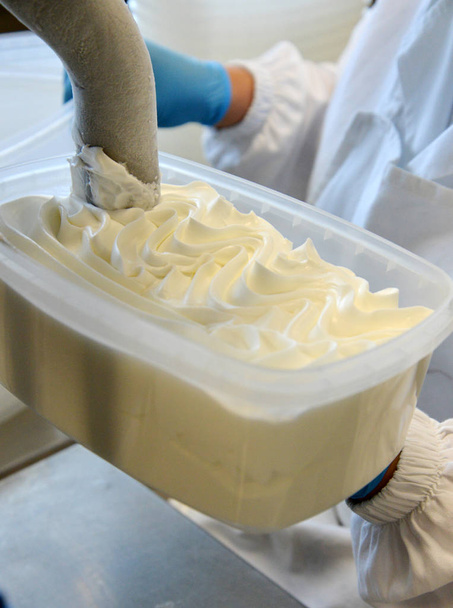 riempimento di una vaschetta di gelato - Foto, afbeelding