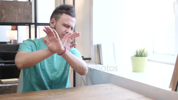 Verwerpen, Cross handen gebaar door jongeman - Video