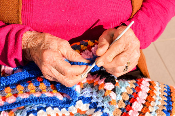 Aiguilles à tricoter et laine - Photo, image