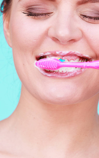 Женщина чистит зубы
 - Фото, изображение