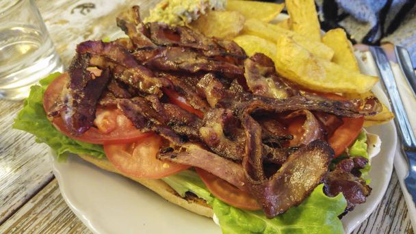 Bacon szendvicset sült burgonyával és guacamole - Fotó, kép