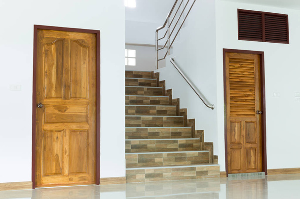 木製のドアと階段と白い空部屋インテリア - 写真・画像