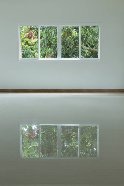 Tyhjä huone, jossa lasi-ikkuna liukuu valkoisella seinällä
 - Valokuva, kuva
