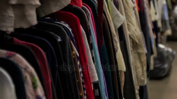 filas de rack con ropa de mujer en la tienda
 - Imágenes, Vídeo