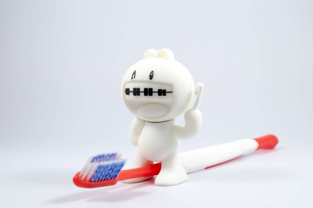 Una muñeca y un cepillo de dientes
. - Foto, imagen