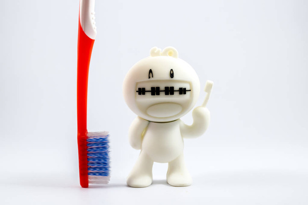 Una muñeca y un cepillo de dientes
. - Foto, imagen