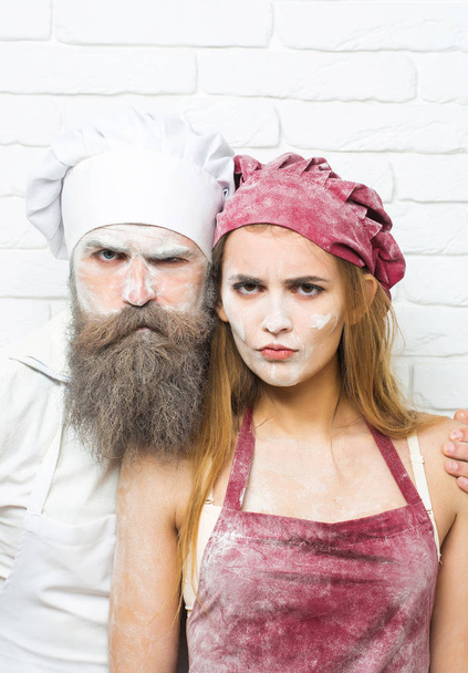Frown cook and pretty girl - Foto, afbeelding