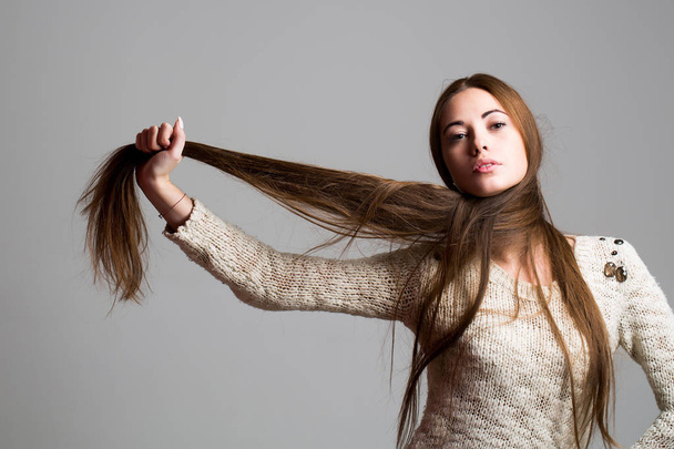 красива дівчина з довгим волоссям
 - Фото, зображення