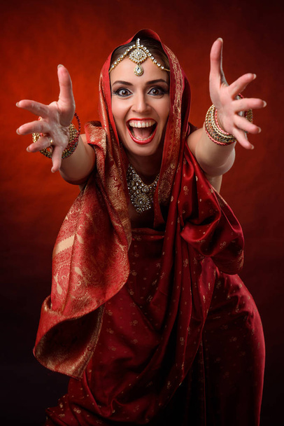 Portrait of beautiful indian girl . Young hindu woman model kundan jewelry . Traditional costume - Foto, Bild