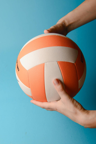 Волейбол у жіночих руках
 - Фото, зображення