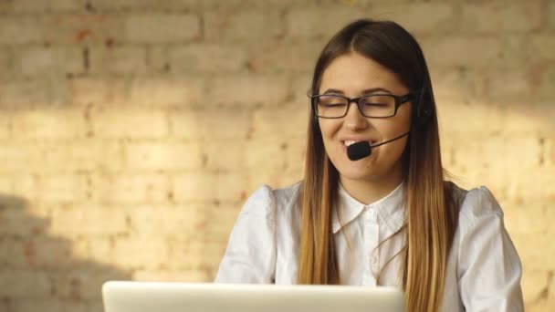 beautiful smiling brunette working in call center - Materiaali, video