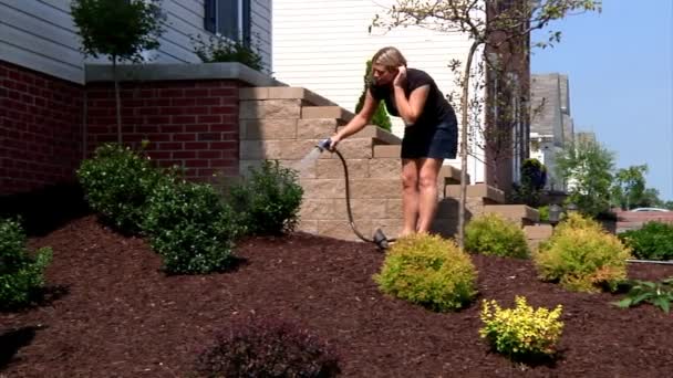 Une femme arrose son jardin
 - Séquence, vidéo